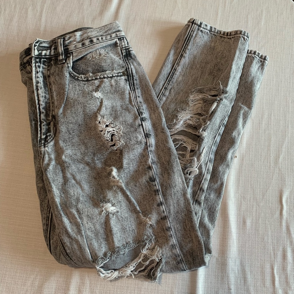 AMERICAN EAGLE STRAIGHT LEG RIPPED ACID WASH JEANS